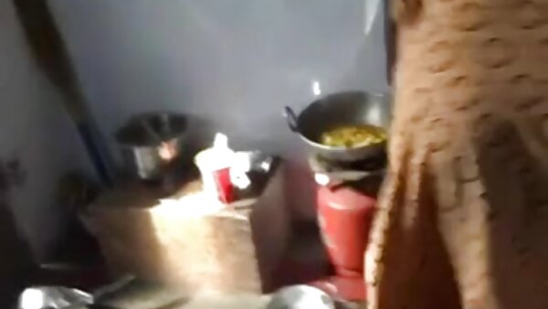 ស្ទីម​ប្រ៊ុយណេ MILF ចាប់​ចាប់​នាង​ដោយ​ប្រើ​ម្រាម​ដៃ​ដែល​ធ្វើ​ដោយ​ដៃ